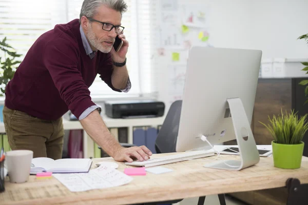 Empresário que trabalha no escritório — Fotografia de Stock