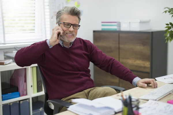 Forretningsmand, der arbejder i embedet - Stock-foto