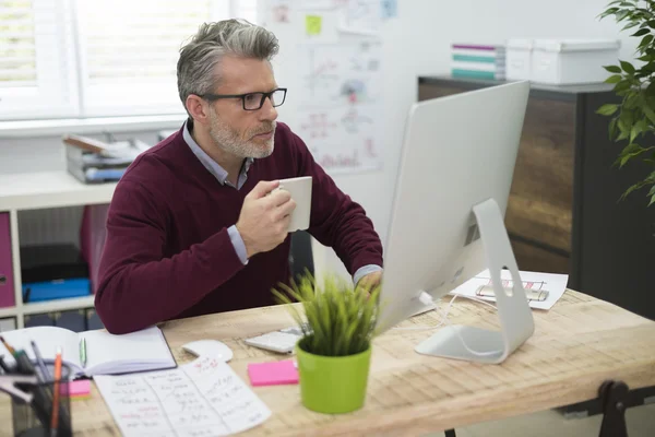 Empresário que trabalha no escritório — Fotografia de Stock