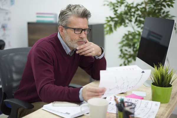 Analyse homme d'affaires dernières données — Photo