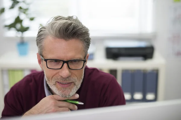 Hombre de negocios trabajando en la oficina — Foto de Stock