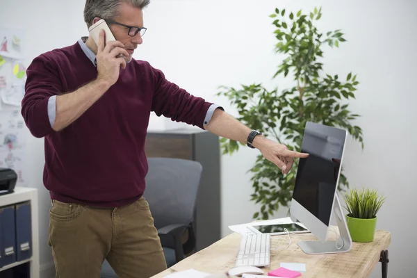 Empresário que trabalha no escritório — Fotografia de Stock