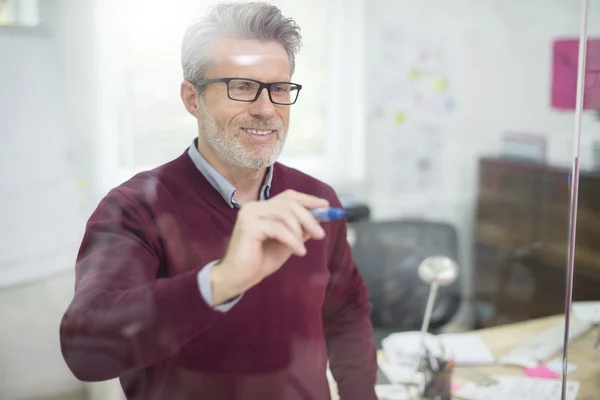 Uomo d'affari che lavora in ufficio — Foto Stock