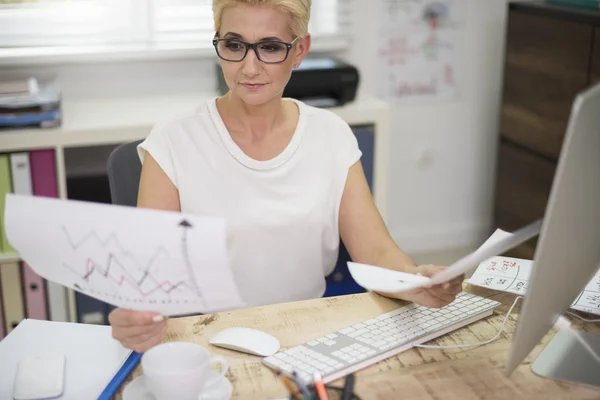 Donna d'affari che lavora in ufficio — Foto Stock