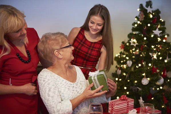 Familia feliz en Navidad —  Fotos de Stock