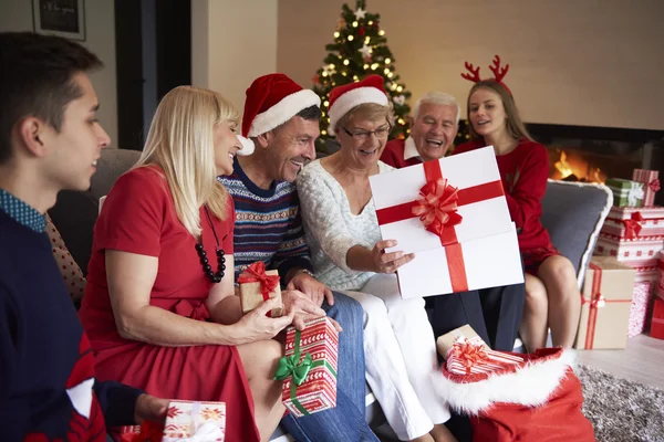 Feliz familia en Navidad —  Fotos de Stock