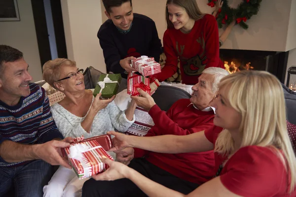 Famiglia felice a Natale — Foto Stock