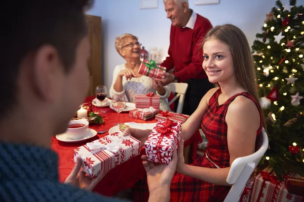 Lycklig familj i jul — Stockfoto