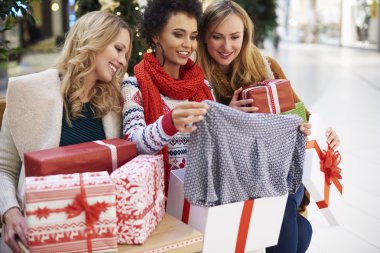 Mağazada Noel alışveriş sonra arkadaşlar