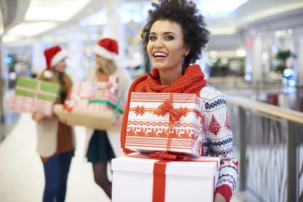 Frau mit Haufen Weihnachtsgeschenke — Stockfoto