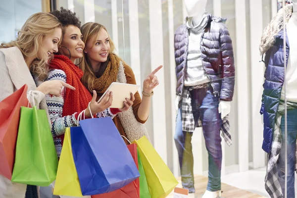 Vänner under julhandeln — Stockfoto