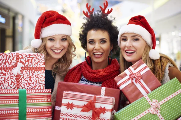 Vrienden tijdens het winkelen van Kerstmis — Stockfoto