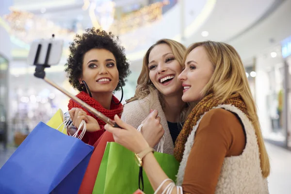 Friends during Christmas shopping — Stock Photo, Image