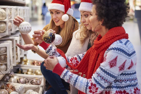Friends during Christmas shopping — Stock Photo, Image