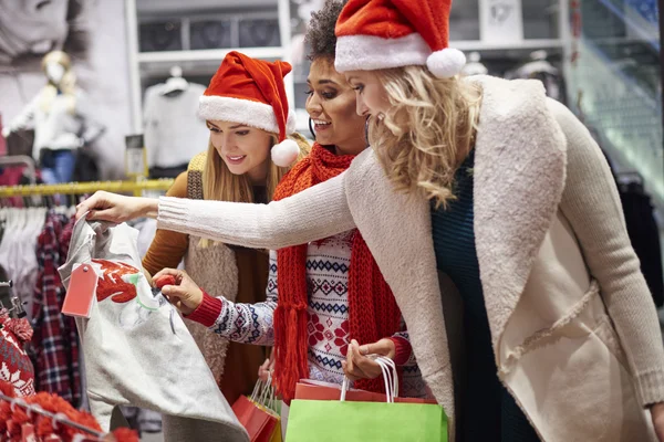 Migliori amici al negozio prima di Natale — Foto Stock