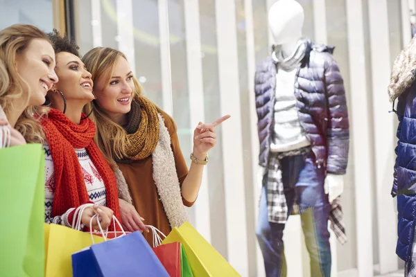 Vänner shopping tillsammans innan jul — Stockfoto