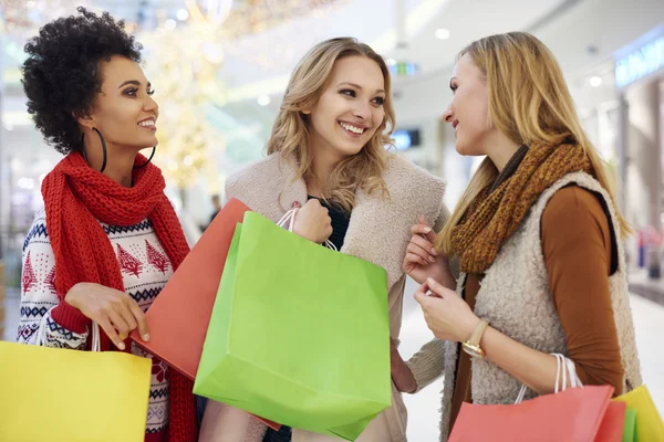 Incontro con gli amici al centro commerciale — Foto Stock