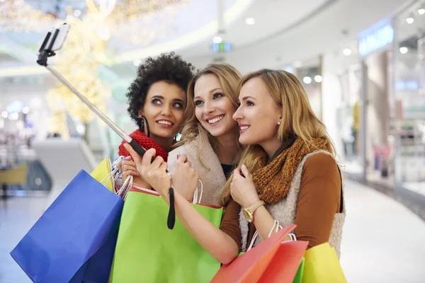 Freunde machen Selfie beim Einkaufen — Stockfoto