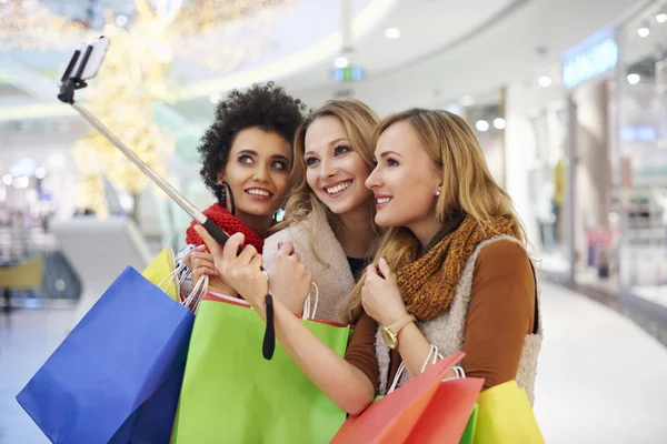 Amigos tomando Selfie durante as compras — Fotografia de Stock