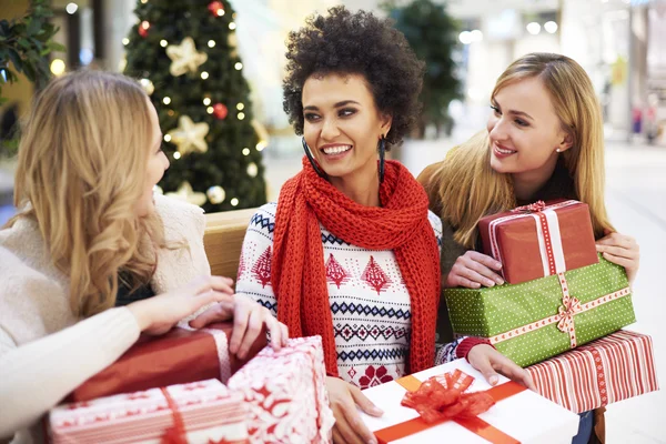 Breve pausa dopo tutta la giornata di shopping — Foto Stock