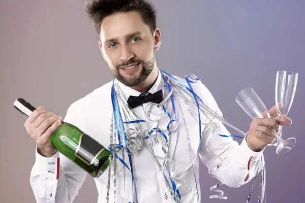 Man med flaska champagne — Stockfoto