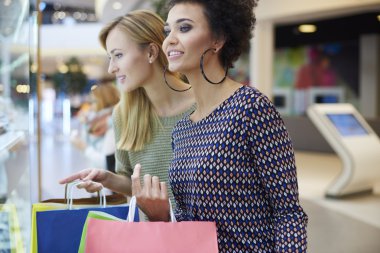 Arkadaş grubu alışveriş merkezi