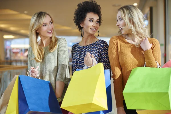 Centro comercial con amigos — Foto de Stock