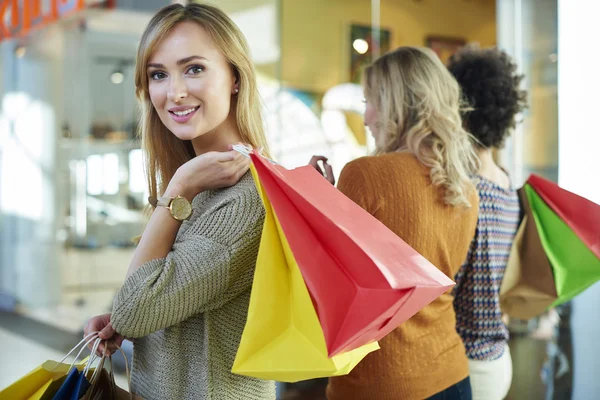 Shopping center com amigos — Fotografia de Stock