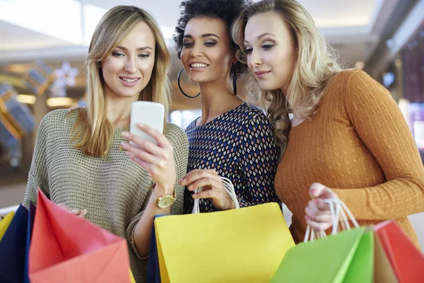 Centro comercial con amigos — Foto de Stock