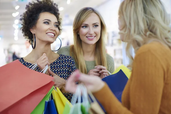 Centro comercial con amigos — Foto de Stock