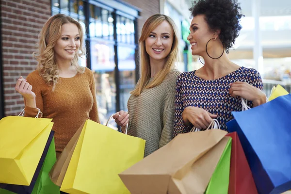 Winkelcentrum met vrienden — Stockfoto