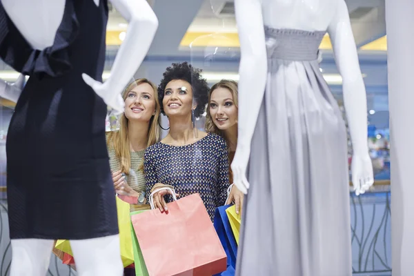 Shopping center com amigos — Fotografia de Stock