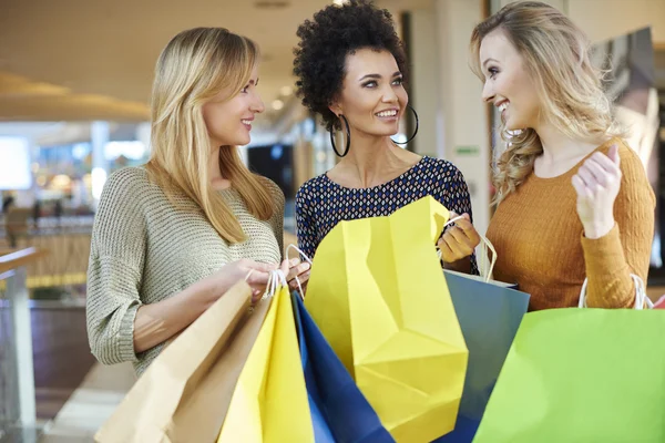 Shopping center com amigos — Fotografia de Stock