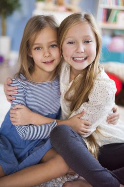 kız kardeş birlikte eğleniyor