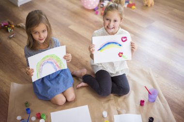 iki kız resim yapma