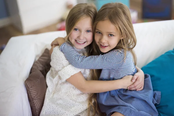 Hermanas divirtiéndose juntas —  Fotos de Stock