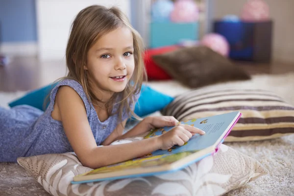 Kleines Mädchen liest — Stockfoto