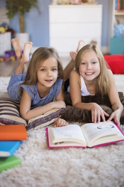 两个女孩学习和阅读 — 图库照片