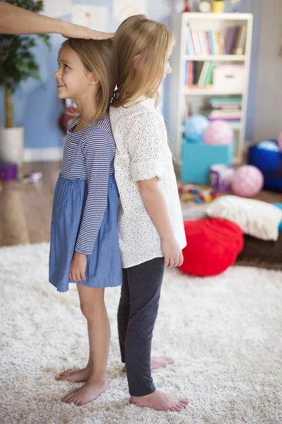 Meisjes controleren wie is groter — Stockfoto