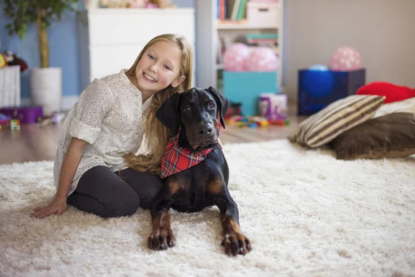 Menina brincando com seu cão — Fotografia de Stock