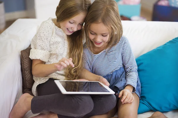 Flickor leker med tablett — Stockfoto