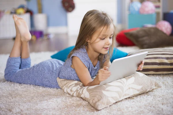Chica jugando con la tableta — Foto de Stock