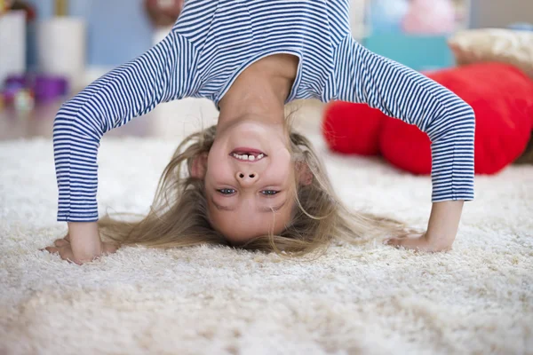 Mädchen will einfach Spaß haben — Stockfoto