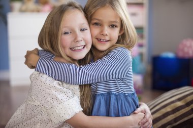 kız kardeş birlikte eğleniyor