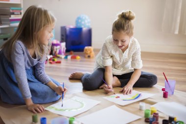 iki kız resim yapma