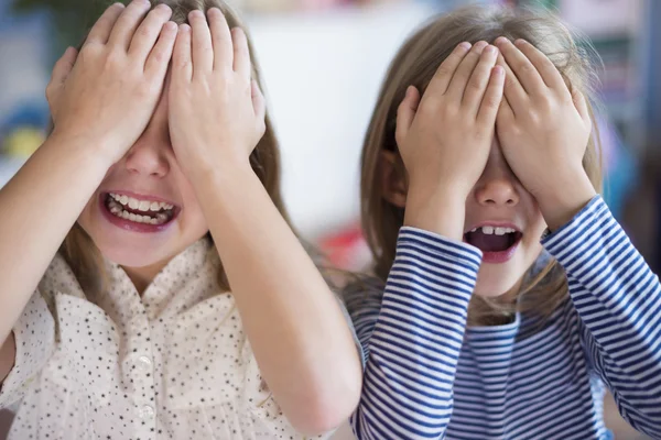 Systrar som har roligt tillsammans — Stockfoto