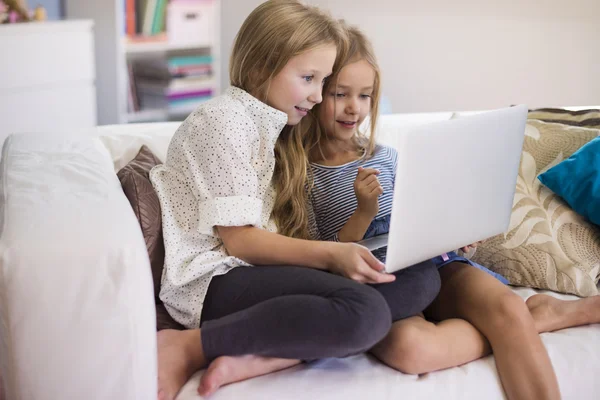 Meisjes spelen met Tablet PC — Stockfoto