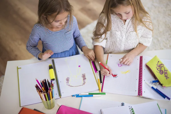 Twee meisjes schilderijen maken — Stockfoto