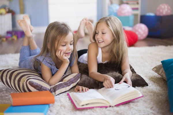 Duas meninas estudando e lendo — Fotografia de Stock