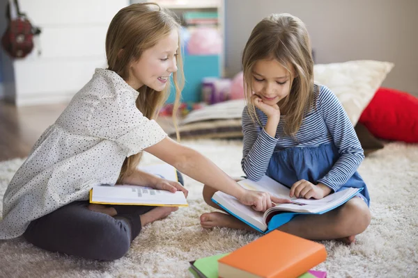 Två flickor att studera och läsa — Stockfoto
